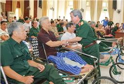 Thượng tướng Đỗ Căn, Phó chủ nhiệm Tổng cục Chính trị: Thăm và tặng quà Trung tâm Điều dưỡng thương binh Thuận Thành